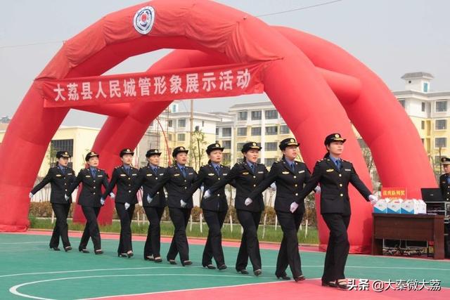 “城管新装亮相，焕新风采期待中”